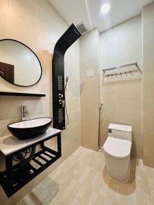 胡志明市DREAM HOUSE的一间带水槽、卫生间和镜子的浴室