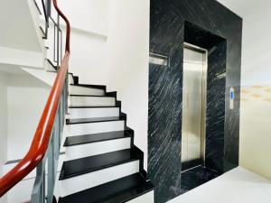 胡志明市DREAM HOUSE的楼梯,有黑白色的楼梯和玻璃门