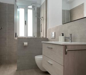 圣胡安海滩Casa Antonio - apartamento Luna的一间带卫生间、水槽和镜子的浴室