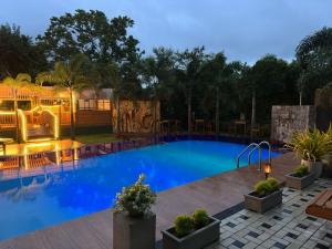丹不拉White Land City Hotel的夜间蓝色海水的大型游泳池