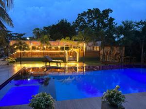 丹不拉White Land City Hotel的夜间游泳池,设有喷泉