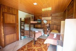 福尔图纳提奥菲利克斯经济山林小屋的带两张双层床和一扇门的房间