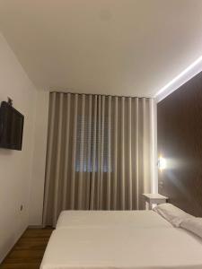莫利纳德塞古拉Hotel Villasegura的一间卧室配有床和带窗帘的窗户