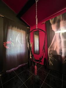 普罗旺斯地区特朗Love Room du Moulin Rose的一间设有粉红色墙壁和镜子的客房
