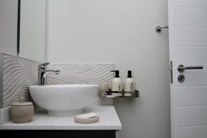 米德兰Urbane- By LaSerene -Carlswald的一间带水槽和白色碗的浴室