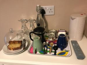 尚克林Number 29 - Only Adults的茶壶托盘和盘子蛋糕托盘