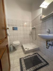埃拉蒂特里卡隆ΑΓΝΑΝΤΕΜΑ的一间带卫生间和水槽的浴室