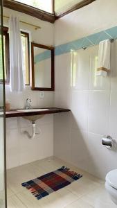 阿尤鲁奥卡Chalé Sabiá的一间带水槽和镜子的浴室