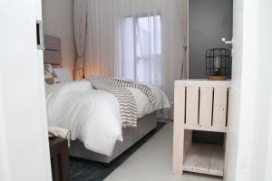 米德兰Urbane- By LaSerene -Carlswald的白色的卧室设有床和窗户