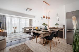 布达佩斯Premier Pest Side Apartment的厨房以及带桌椅的起居室。