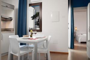 卡利亚里维拉斯维瓦酒店的白色餐桌、白色椅子和镜子