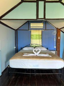 利邦岛Libong Garden Beach的一间卧室配有一张床,拥有心灵装饰