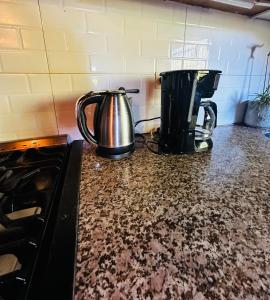 圣卡洛斯-德巴里洛切Casa en Bariloche Familiar - R2046的厨房柜台顶上的两个咖啡壶