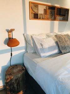 何塞伊格纳西奥Casa Franca的一间卧室配有一张木床