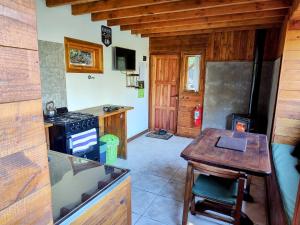 圣卡洛斯-德巴里洛切Cabaña de montaña Ruca Calel的一间带桌子和炉灶的小厨房