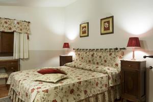 SantʼAndrea del GariglianoBosco D'Olmi Country House的一间卧室配有一张红色枕头的床
