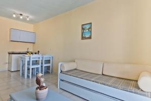 卡尔帕索斯里贾纳公寓式酒店的客厅配有沙发和桌子