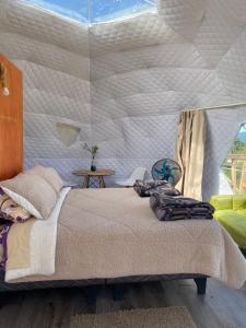 潘吉普伊Milenaria Glamping的一间卧室配有一张大床和帐篷