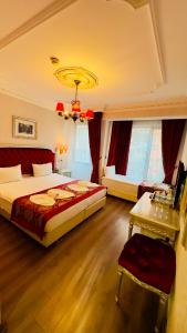 伊斯坦布尔Hotel Gritti Pera & Spa的酒店客房设有一张大床和一张桌子。