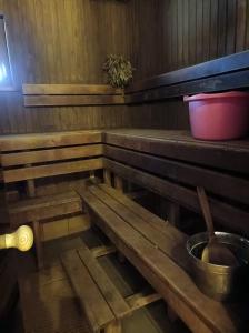 MercendarbeMežvītoli的一个带桶的桑拿中的木凳