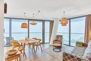 米兹多洛杰Wave Panorama Apartment - Sea View&SPA的客厅配有桌椅