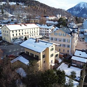 泰根塞Ferienhaus Steinbacher direkt am Tegernsee的享有小镇空中景色,拥有雪覆盖的建筑