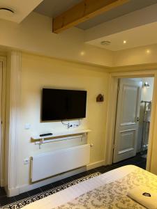 乌得勒支De Verrassing的卧室配有壁挂式平面电视。