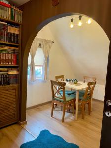 扎布利亚克Guest House Durmitor Paradise的一间带桌子和两把椅子的用餐室