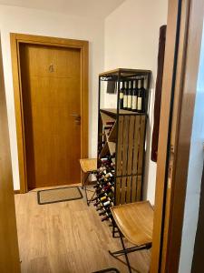 扎布利亚克Guest House Durmitor Paradise的客房设有带葡萄酒瓶的葡萄酒架。