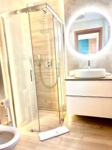 尤斯托尼莫斯基Villa Marlena的带淋浴和盥洗盆的浴室