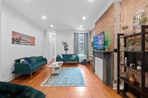 霍博肯Large Home Near NYC In Hoboken Sleeps 6的带沙发和壁炉的客厅