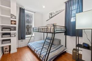 霍博肯Large Home Near NYC In Hoboken Sleeps 6的一间小卧室,配有双层床和窗户