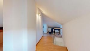 阿尔泽特河畔埃施STAY SMART Luxembourg Esch的走廊上设有白色墙壁和桌子
