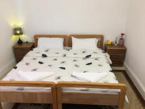 乌姆盖斯بيت العُمري (ام قيس)的一间卧室配有一张带白色床单的大床