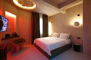 塞萨洛尼基Paradox的酒店客房,配有床和电视
