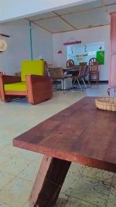 DibullaCasa de playa en Dibulla的一间带桌椅的房间和一间用餐室