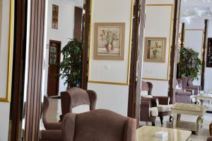 巴哈Al-faleh Hotel的一间设有椅子和镜子的等候室