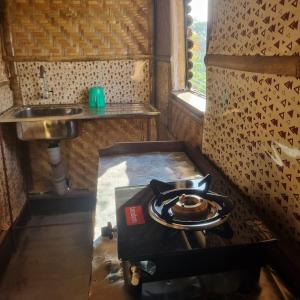 TezpurAlohi The terrace Homestay的小厨房配有炉灶和水槽
