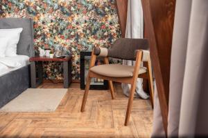 大格拉迪什泰Boatel Copacabana的卧室前的椅子,带花卉墙