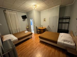 阿尔比Le Terminus d'Albi的一间卧室设有两张床,铺有木地板