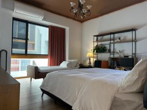 嘉义市上水民宿的一间卧室设有一张大床和一个大窗户