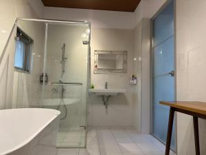 嘉义市上水民宿的带淋浴、盥洗盆和浴缸的浴室