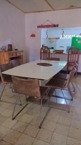 DibullaCasa de playa en Dibulla的厨房配有餐桌和椅子