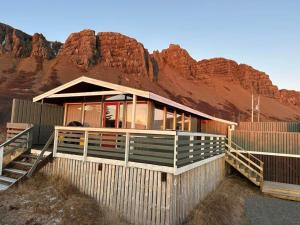 博尔加内斯Mulakot Cosy Cabins的沙漠中的一座房子,背景是一座山