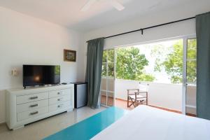 蓬塔露奇亚Blue Island Punta Rucia的一间卧室设有一张床和一个大窗户