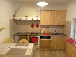 巴塞尔加·迪·皮纳Casa vacanze Insieme的一个带木制橱柜和桌子的小厨房