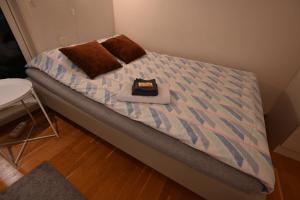 斯塔万格One-room dorm with kitchenette, bath, bed 140x200的一张带蛋糕盘的床铺