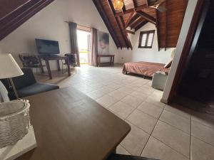 克拉伦代克Landhuis Belnem Bonaire的一间卧室配有一张床,并在一间客房内配有电视。