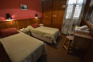 圣卡洛斯-德巴里洛切苏尔旅馆的酒店客房设有两张床和窗户。