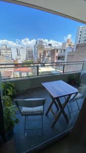 布宜诺斯艾利斯Estudio San Telmo的观景阳台的桌子和长凳